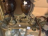 une vitrine en verre sur laquelle sont disposés de nombreux vases