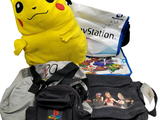 une peluche Pikachu assise à côté d'un sac et d'un sac à dos