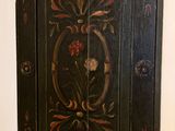 peinture sur le mur d'une salle de bains équipée de toilettes et d'un lavabo