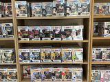 de nombreux types de jouets différents sur les rayons du magasin