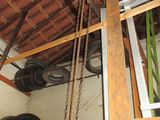 une photo d'une pièce avec une échelle et un plafond