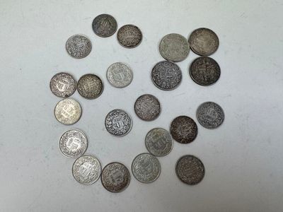 un lot de pièces de monnaie posées sur une table