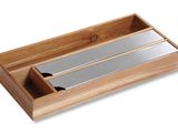 deux couteaux dans un coffret en bois sur fond blanc