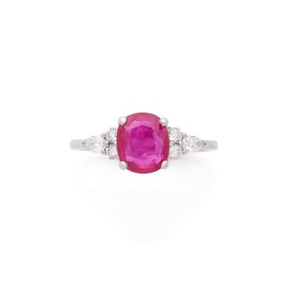 une bague en rubis et diamants