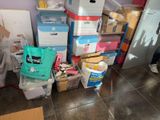 une pièce avec beaucoup de cartons et des cartons sur le sol