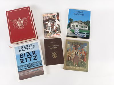 plusieurs livres sont posés les uns à côté des autres sur une surface blanche
