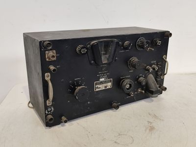 un gros plan d'une radio à l'ancienne posée sur une table