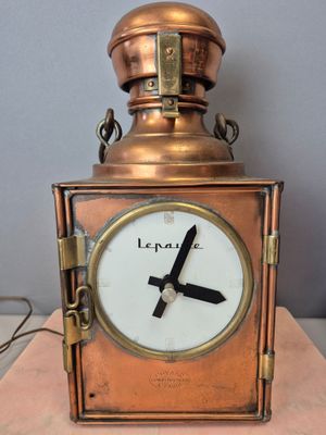 LEPAUTE - POYARD Pendule fanal en cuivre à mouvement électro…