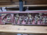 un banc en bois sur lequel est fixée une plaque métallique
