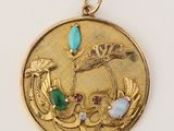 un gros plan d'une pièce d'or sur laquelle figurent un oiseau et des fleurs