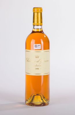 l'image d'une bouteille de vin posée sur une table