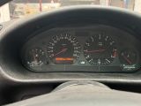 un gros plan du tableau de bord d'une voiture, avec un compteur de vitesse et des jauges