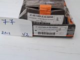 Plusieurs cartons de nourriture sont empilés les uns sur les autres sur une table