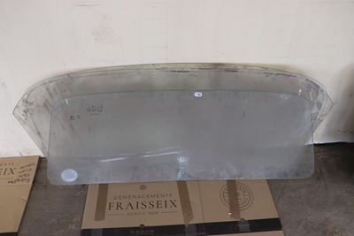 une boîte recouverte d'un couvercle en plastique, posée par terre à côté d'une boîte en carton
