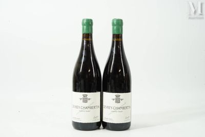 deux bouteilles de vin rouge posées sur une table blanche