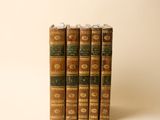 un ensemble de quatre livres superposés