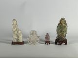un grand nombre de petites figurines posées sur une table