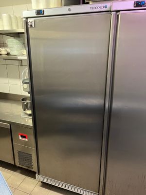 un réfrigérateur en acier inoxydable dans une cuisine professionnelle