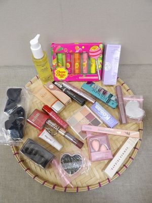 un panier contenant divers produits de beauté et de maquillage