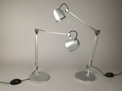 deux lampes posées sur une surface blanche