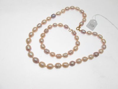 collier et bracelet ornés de perles sur un fond blanc