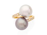 une paire de bagues en perles et diamants