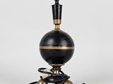 une lampe de table noire et dorée munie d'un cordon