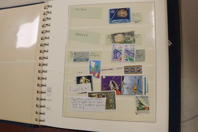 2 classeurs timbres et feuilles thématique "Espace"