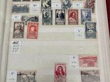 un livre ouvert avec des timbres, posé sur une table