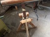un grand objet en bois posé sur un socle en bois