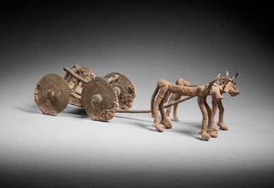 une image représentant une figurine de cheval tirant une charrette