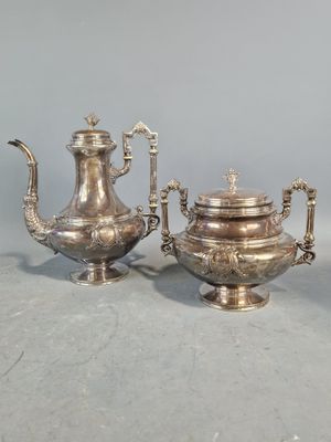deux théières en argent et une cafetière posées les unes à côté des autres