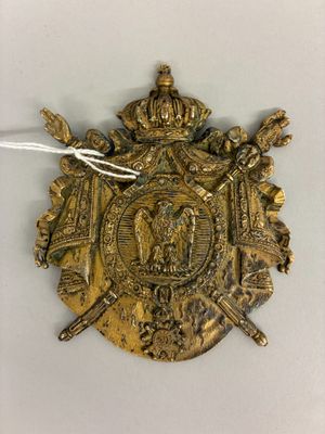 Gros plan sur une médaille d'or ornée d'une couronne