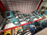 un grand nombre d'outils posés sur une table