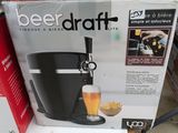 un distributeur de bière posé sur une palette