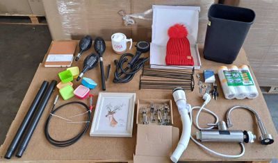 une table sur laquelle se trouvent plusieurs objets