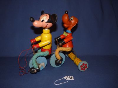 Ancien jouet à traîner en bois, Vilac sous licence Walt Dysn…