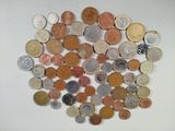 beaucoup de pièces qui sont sur la table