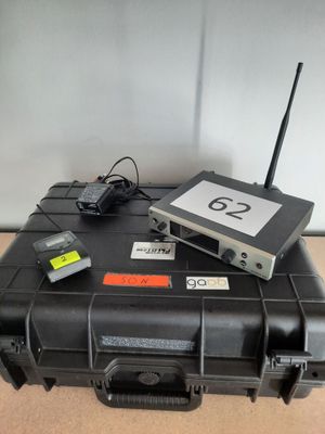 un boîtier noir sur lequel sont montés une radio et d'autres appareils électroniques