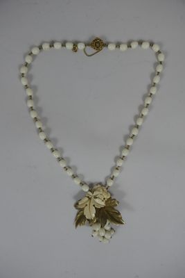 Myriam Haskell. Collier en alternance de perles de verre bla…