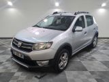 une photo d'une dacia blanche garée dans un garage