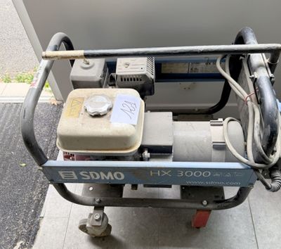 une machine qui est garée sur le trottoir