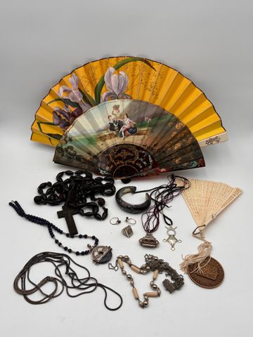 Lot de bijoux fantaisies, chapelet, trois éventails et divers