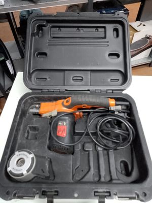 une boîte contenant des outils sur une table