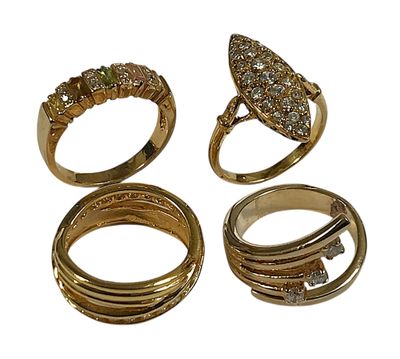 Ensemble en métal doré et cristaux comprenant 4 BAGUES type …