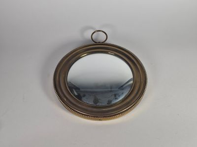 un gros plan d'un miroir posé sur une table, sur fond blanc