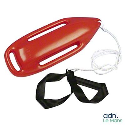 une bouteille d'eau en plastique rouge à laquelle est attachée une corde