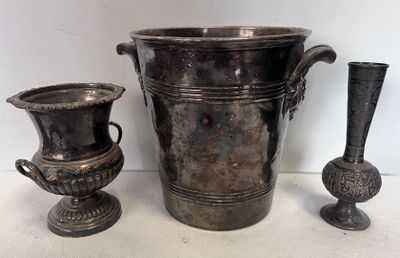 deux vases et un vase sur la table