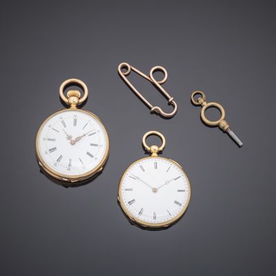 deux montres de poche en or et une clé sur un fond noir
