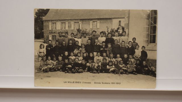 La Villedieu : Année scolaire 1911-1912. Cassures coins droits. R...